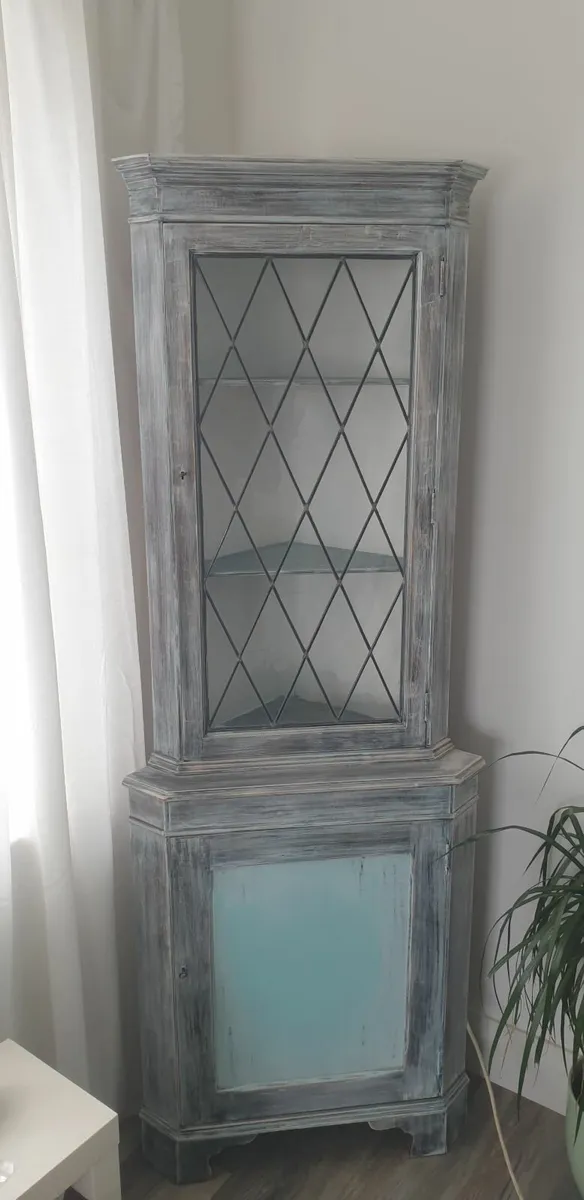 Corner display unit. - Image 1