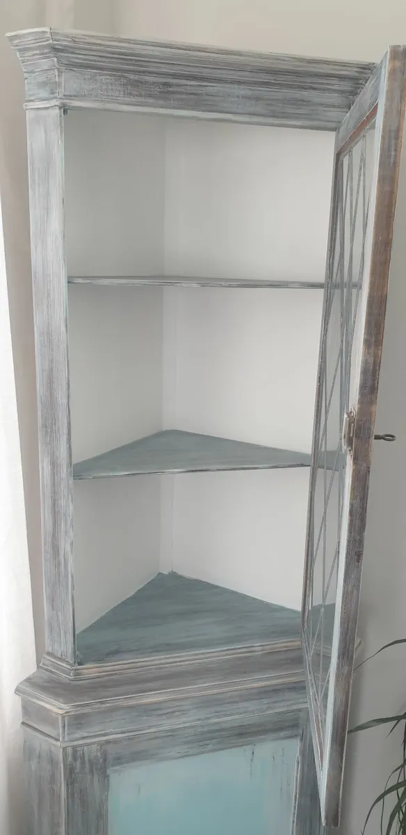 Corner display unit. - Image 2