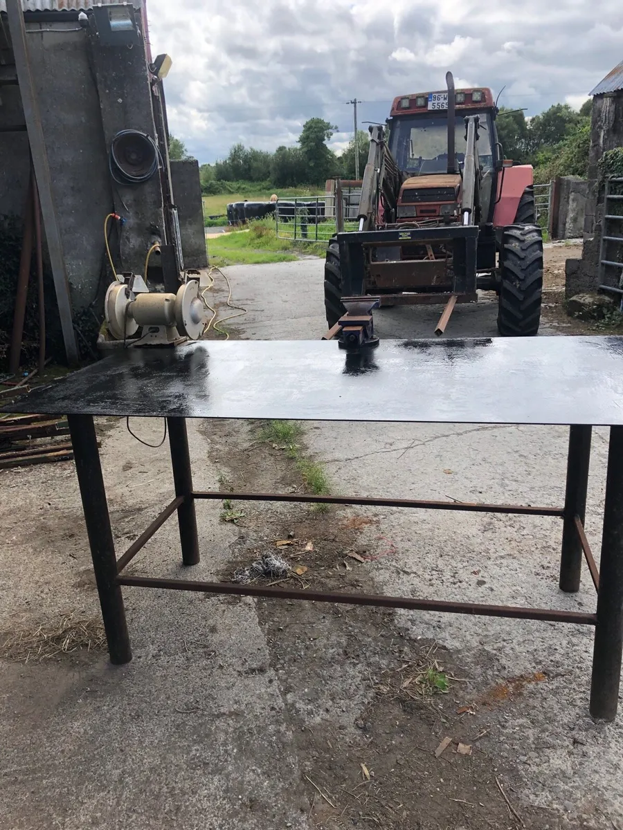 Metal work bench - Image 1