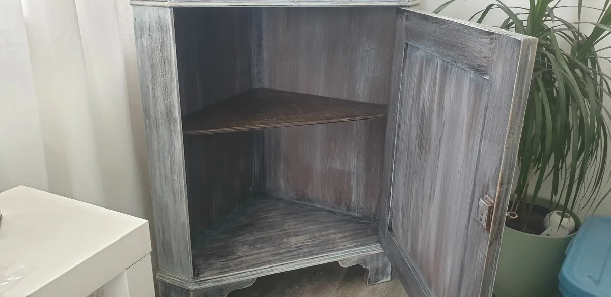 Corner display unit. - Image 4