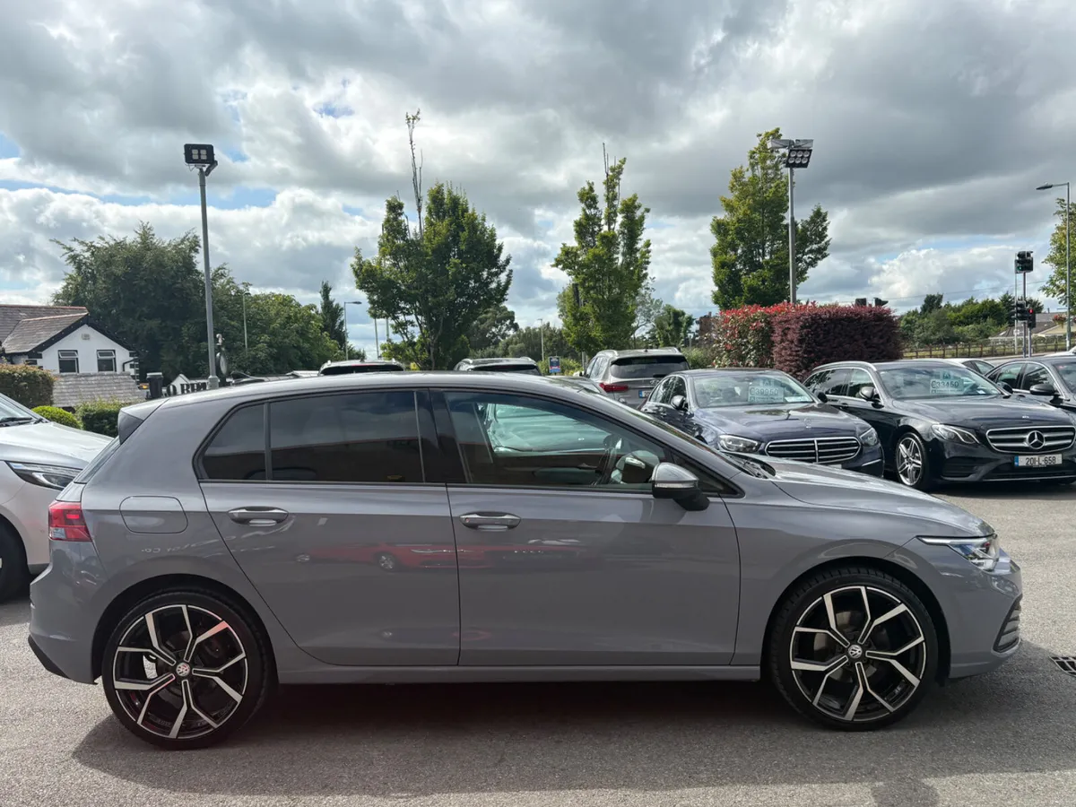 221 Volkswagen Golf Life 2.0 Diesel *Low Kils* - Image 4