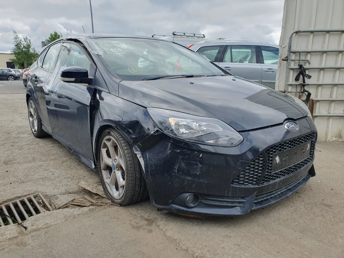 13 FORD FOCUS  ST 2.0 P TURBO FOR BREAKING - Image 2