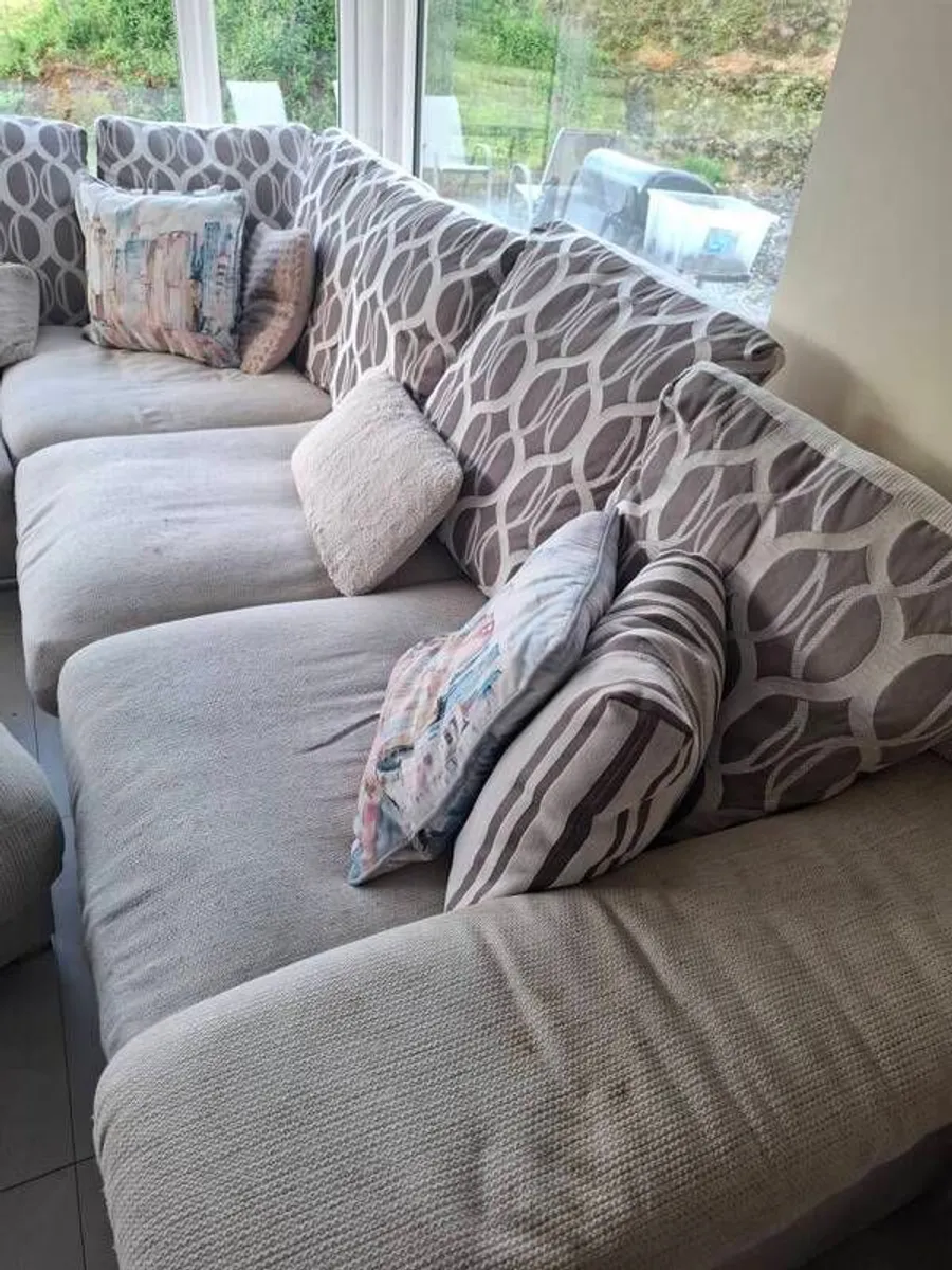Corner couch and swivel chair - Image 1