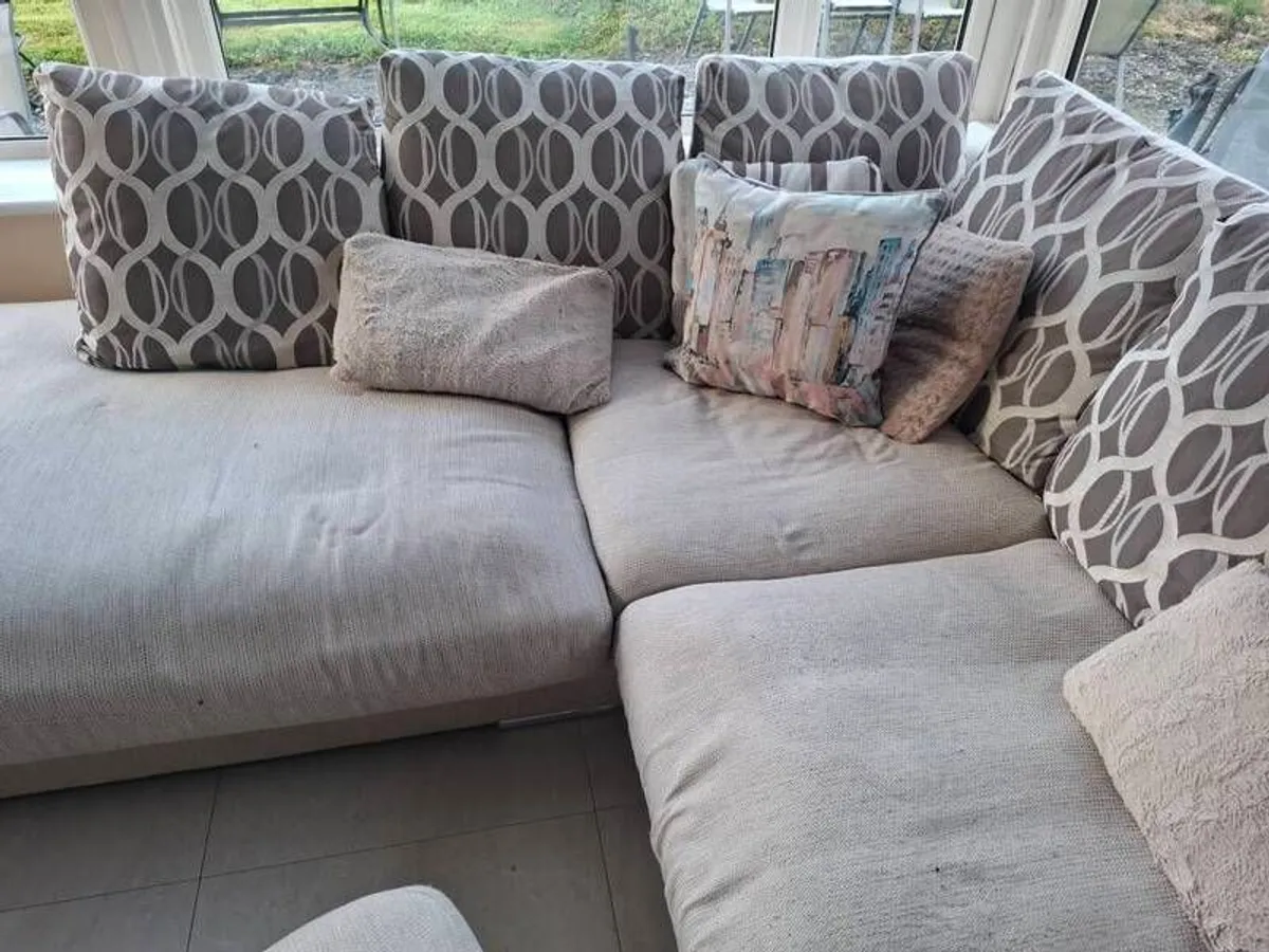 Corner couch and swivel chair - Image 2