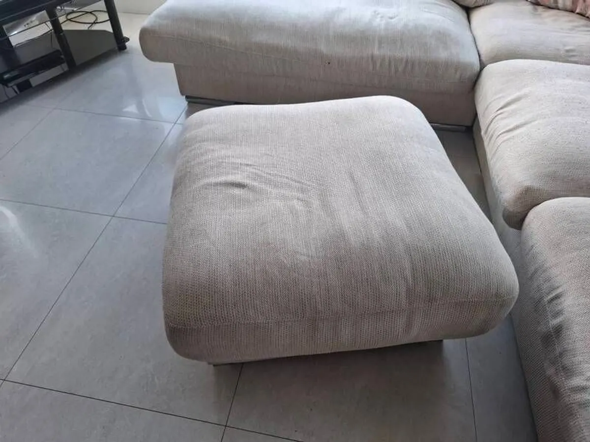 Corner couch and swivel chair - Image 3