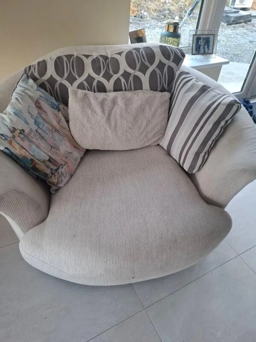 Corner couch and swivel chair - Image 4