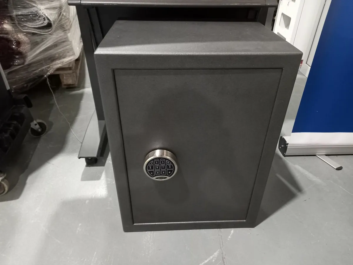 Online Auction Of A Safe & More! - Image 1