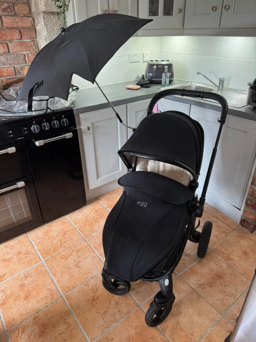 Egg pram with extras - Image 1