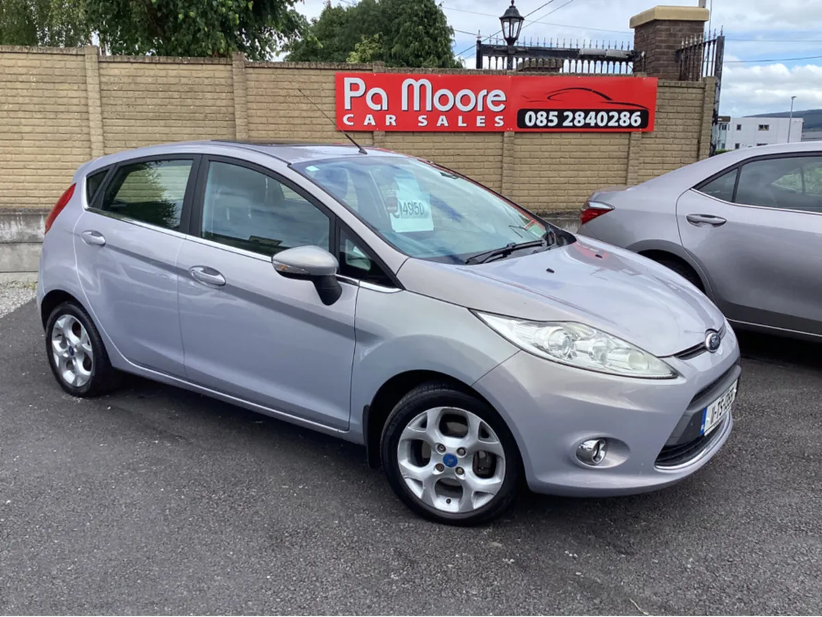 Ford Fiesta ** TITANIUM * SUNROOF - Image 2