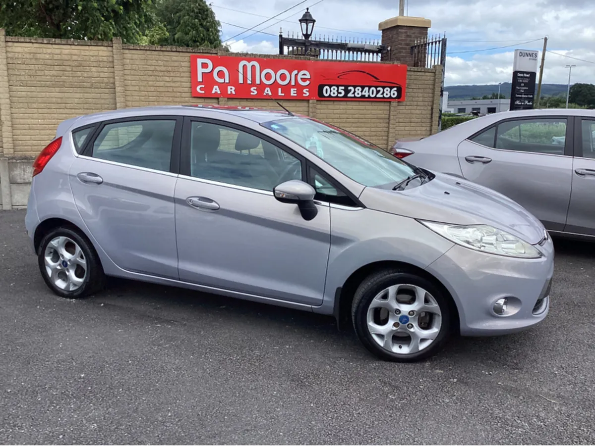 Ford Fiesta ** TITANIUM * SUNROOF - Image 3