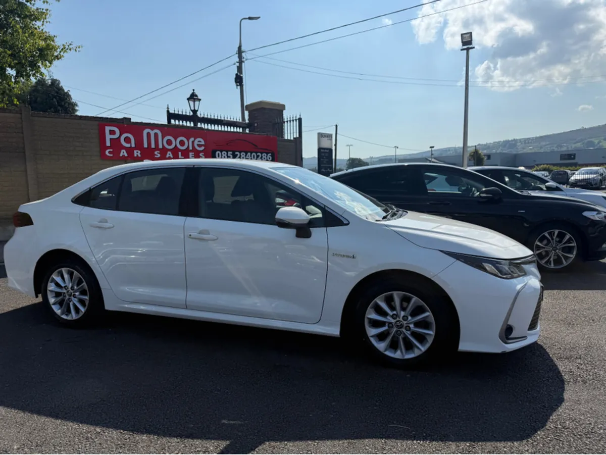 Toyota Corolla LUNA  AUTO HYBRID - Image 4