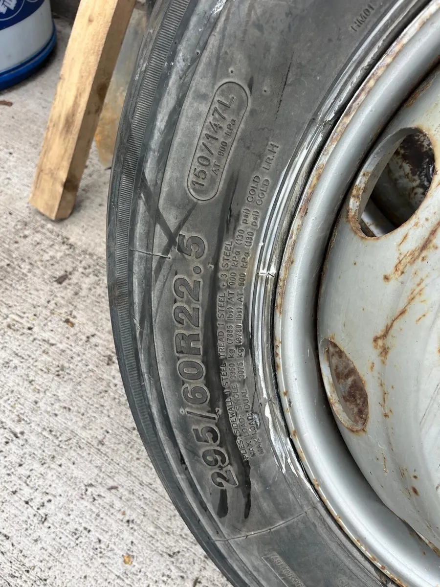 X2 295 60 22.5 rims and tyres - Image 2