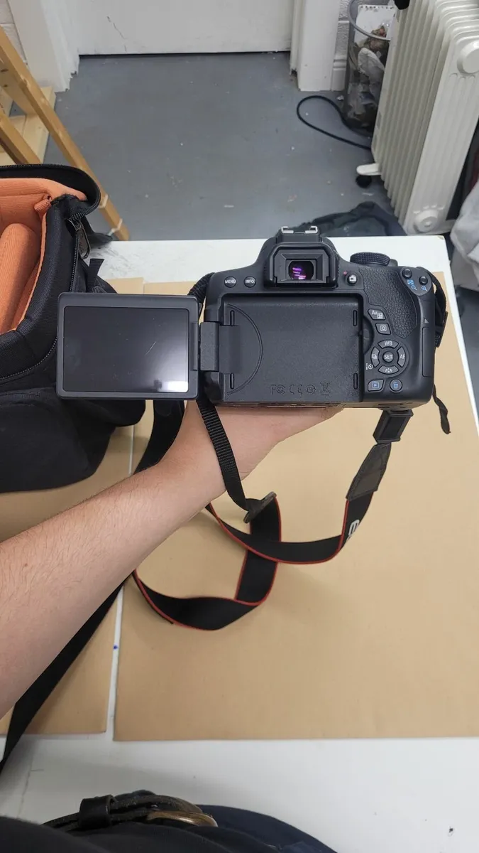 Canon EOS 750D camera with accessories - Image 3