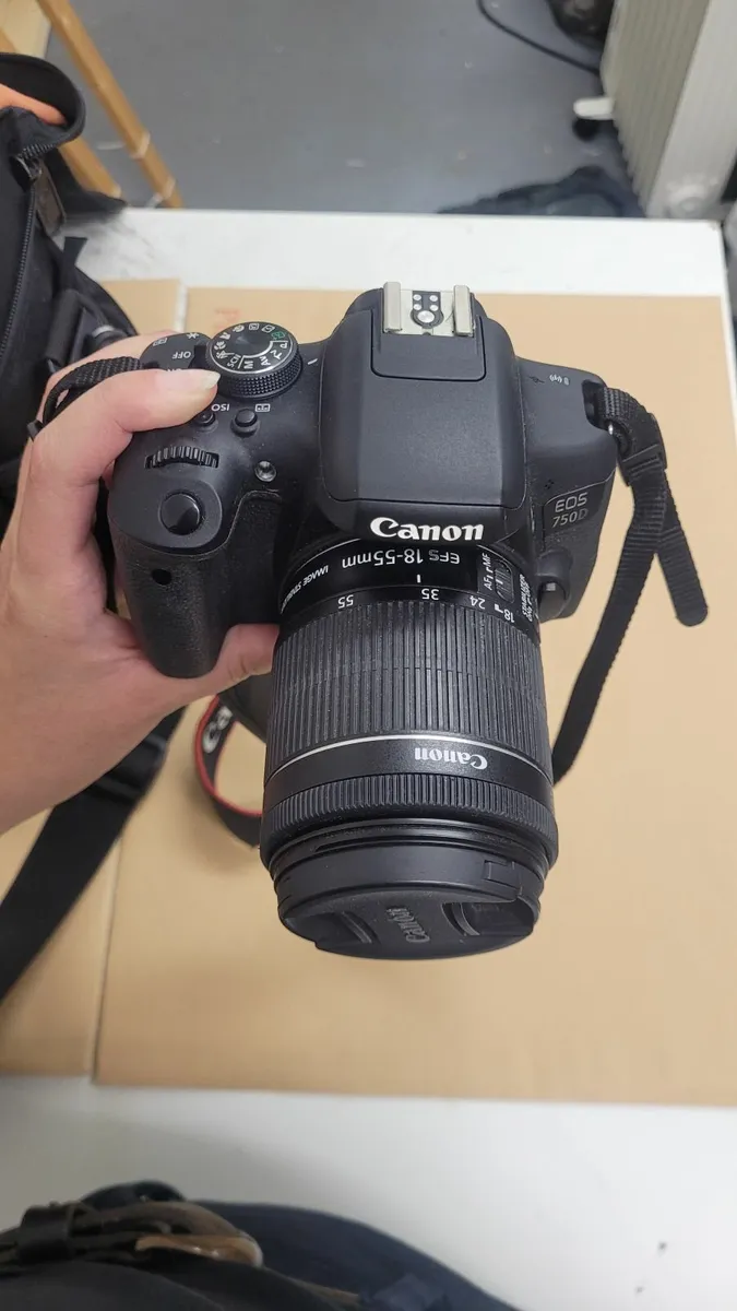 Canon EOS 750D camera with accessories - Image 1