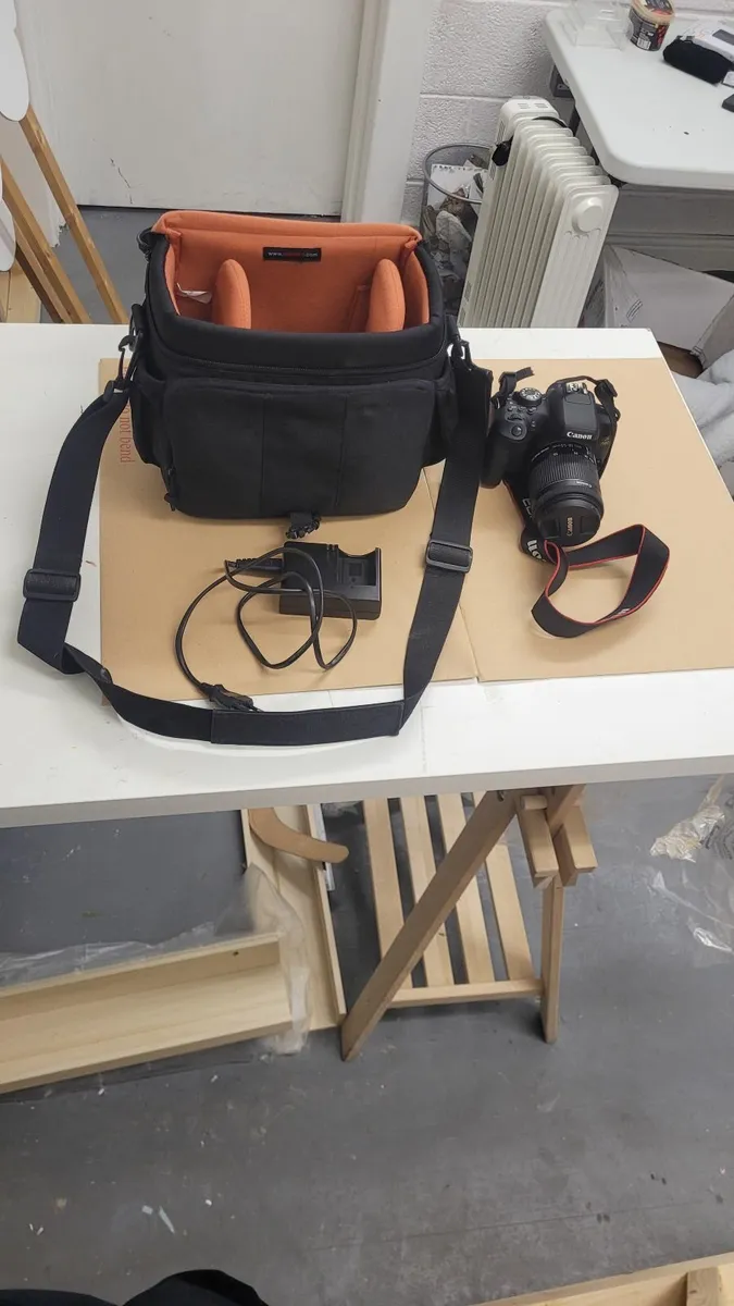 Canon EOS 750D camera with accessories - Image 2