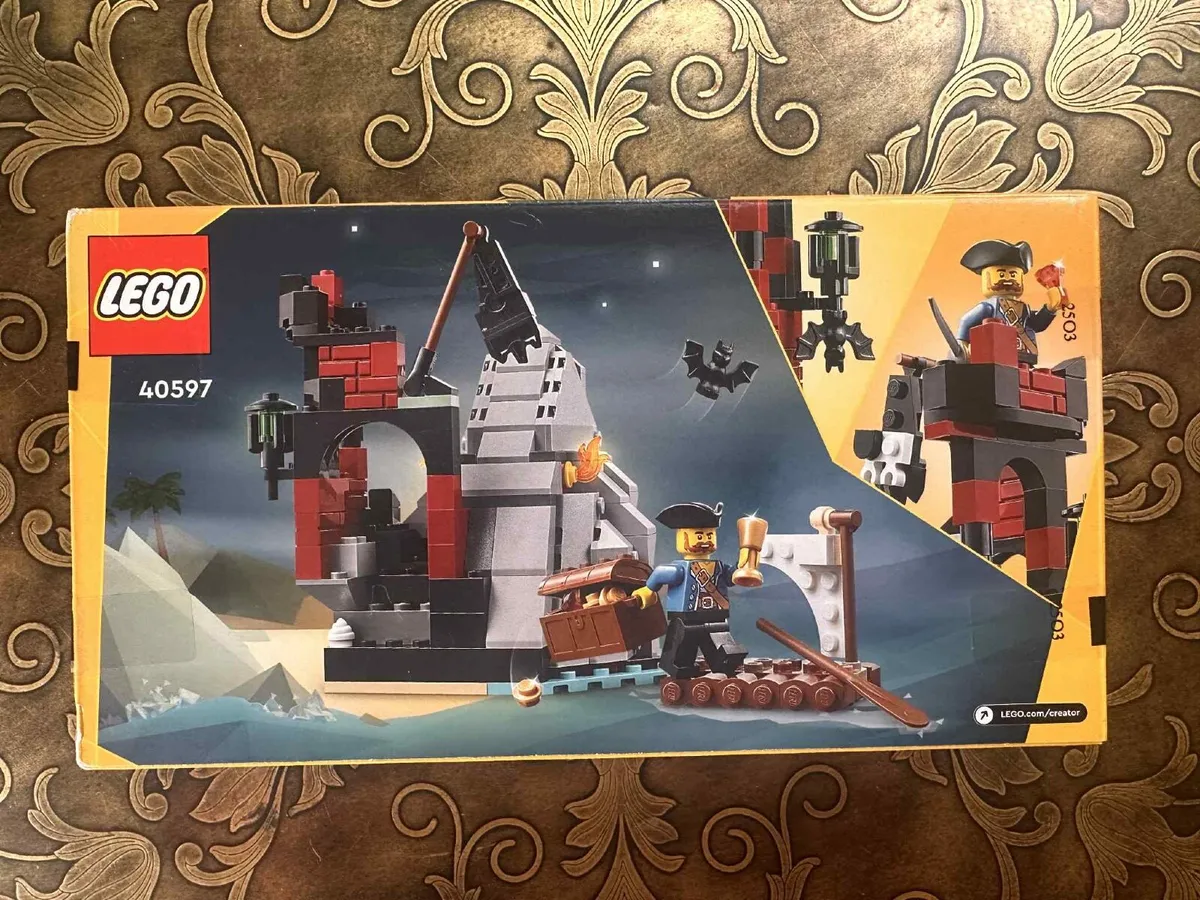 Creator pirate Lego set. - Image 2