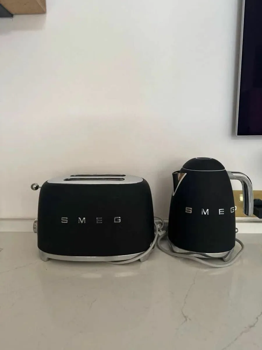 SMEG Toaster and Kettle Matte Black - Image 1