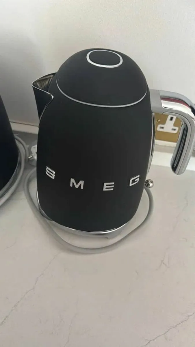 SMEG Toaster and Kettle Matte Black - Image 2