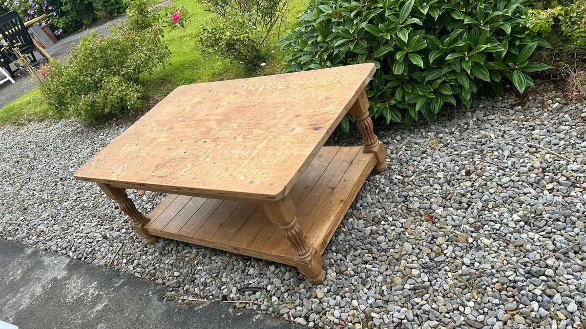 Large pine coffee table - Image 1