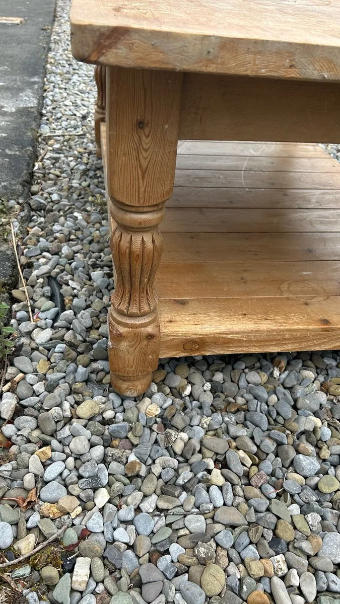 Large pine coffee table - Image 3