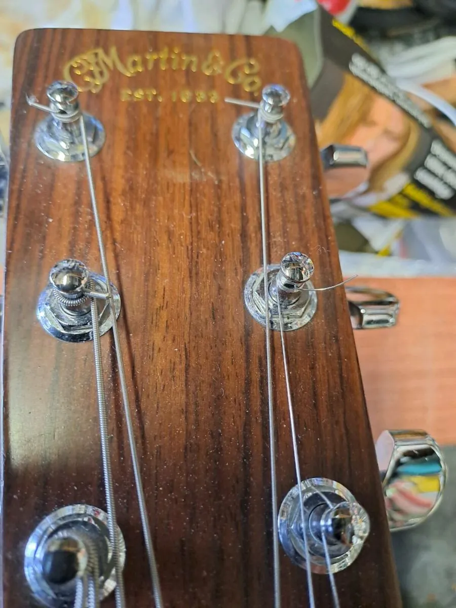 Martin hd 28 guitar - Image 3