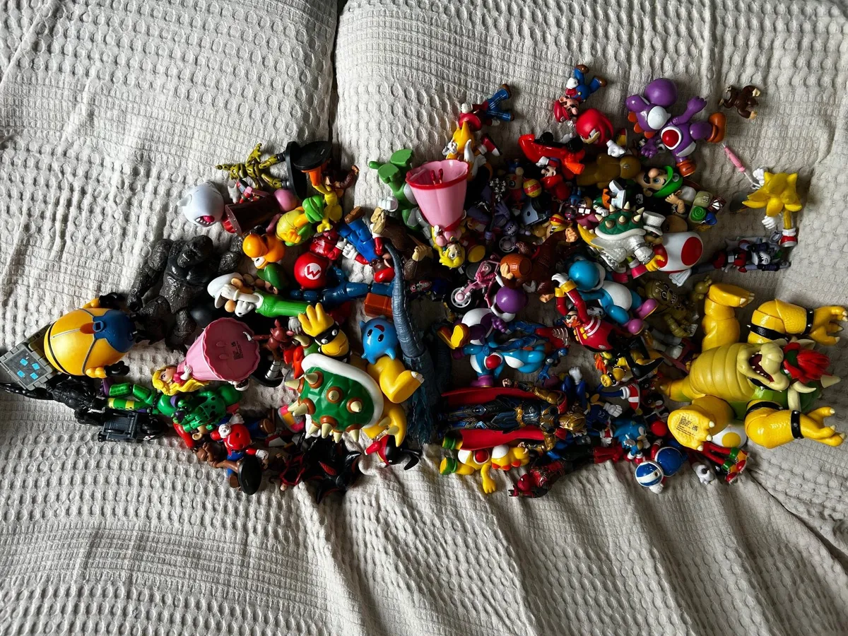 Toy figure bundle