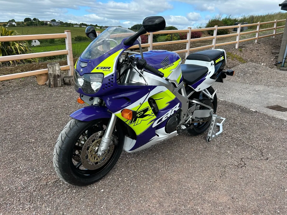 Honda CBR900RR FIREBLADE - Image 1