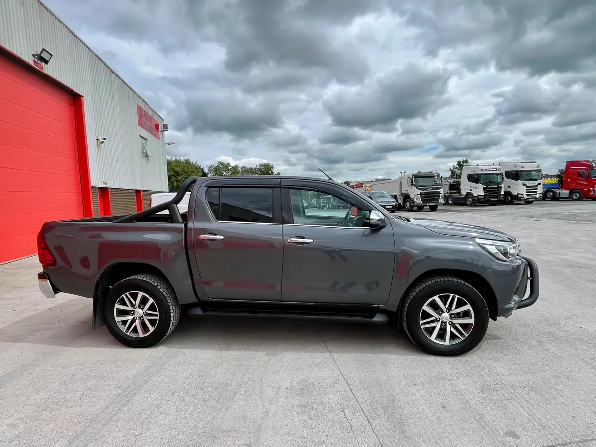 2020 Toyota Hilux 2.4 D4D Invincible - Image 3