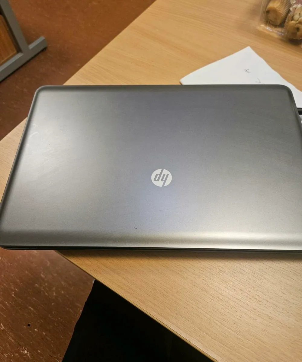 HP 655 laptop with charger and carry bag - Image 3