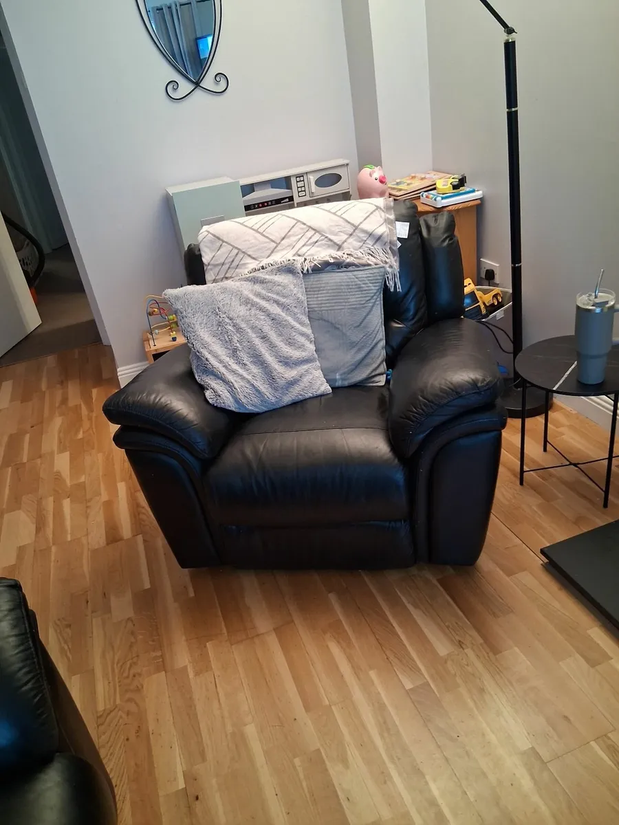 Sofa set NEED GONE - Image 3