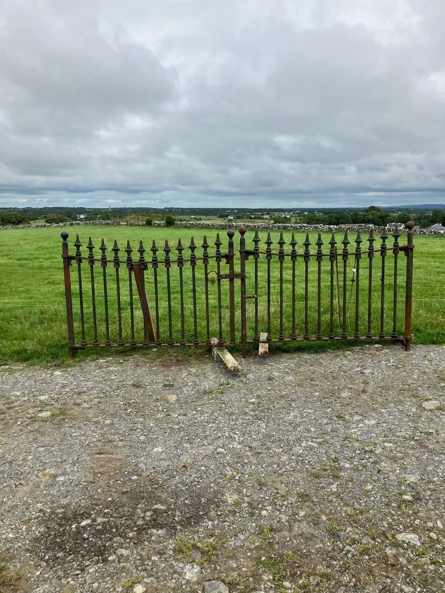 Forged gate - Image 1