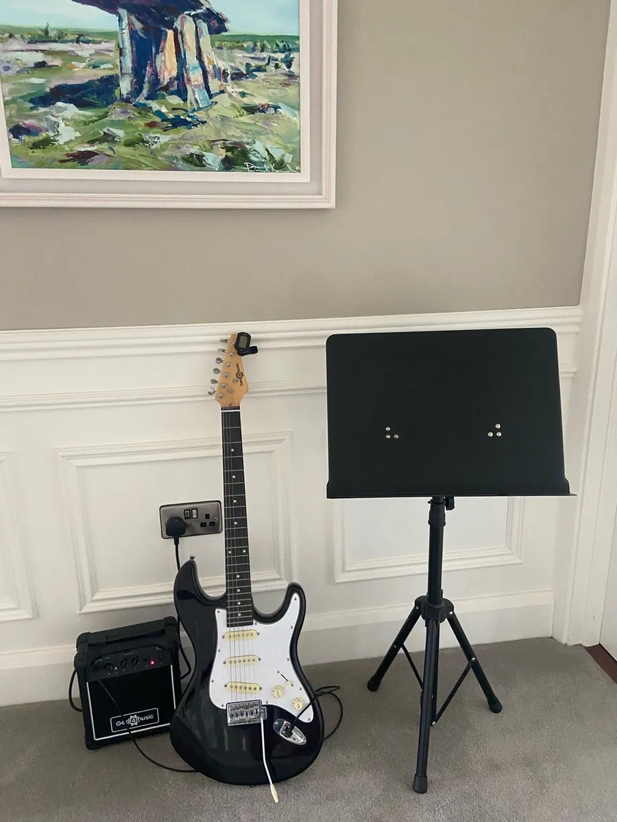 Electric guitar set with notes stand - Image 1