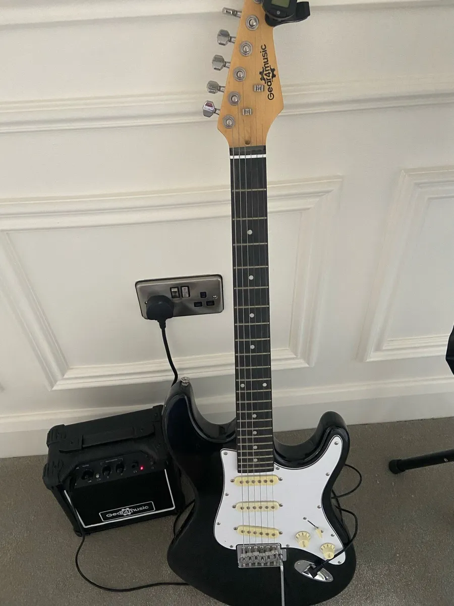 Electric guitar set with notes stand - Image 3