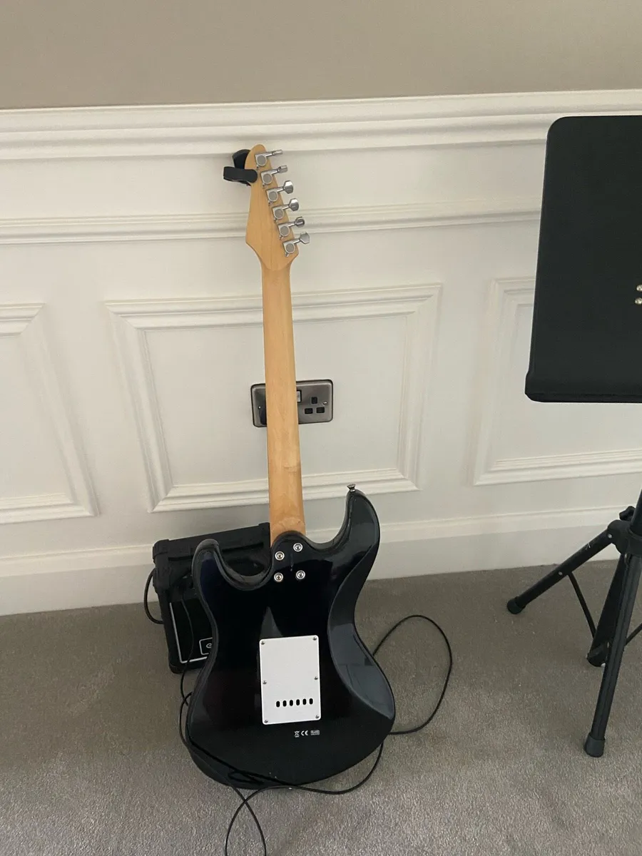 Electric guitar set with notes stand - Image 4