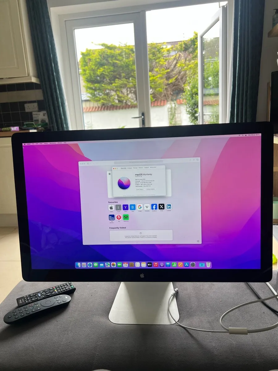 Apple Mac Pro computer and 24’ monitor - Image 4