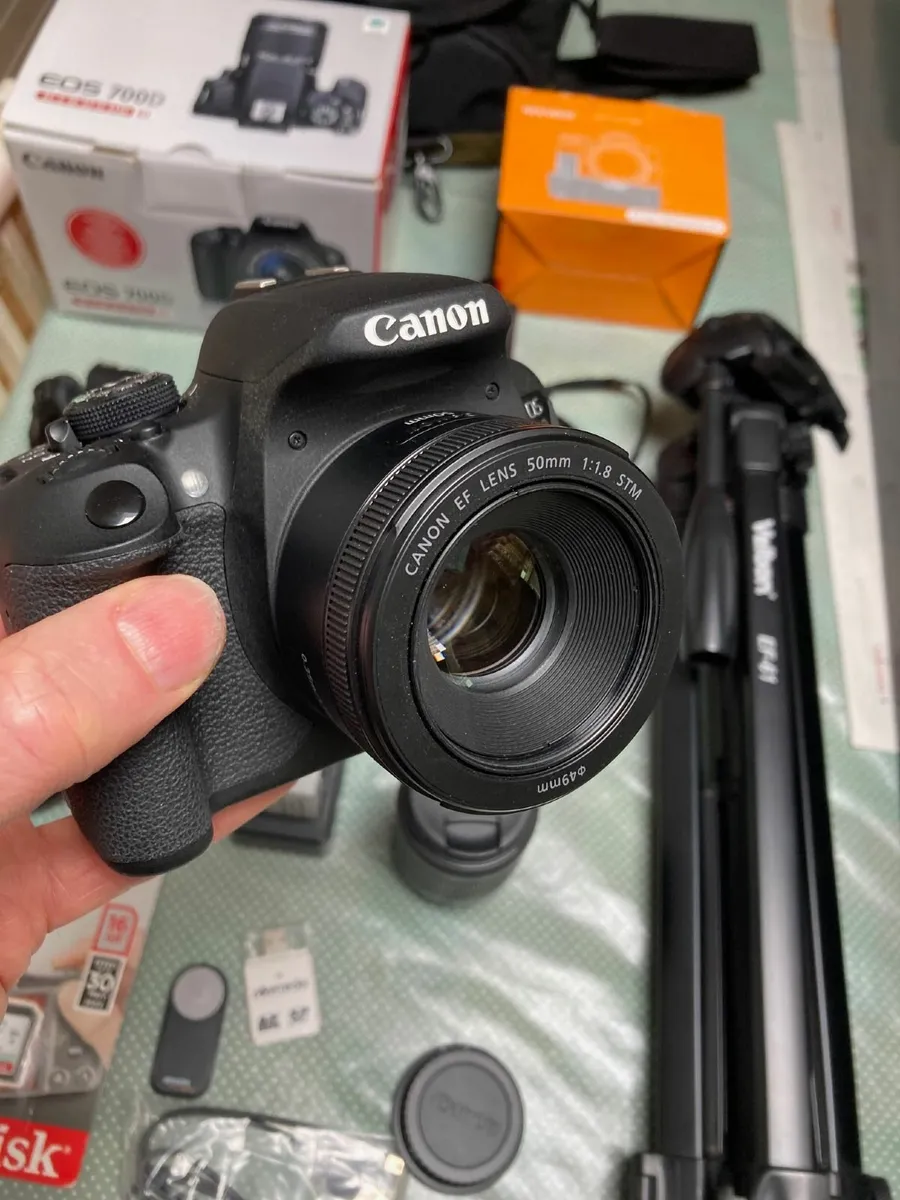 Eos 700 D - LIKE BRAND NEW + Lenses + Battery Grip - Image 3