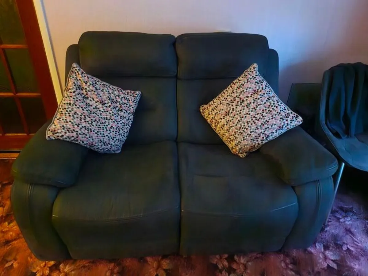 3 piece suite, 2 seater recliner and 2 reclining armchairs - Image 1