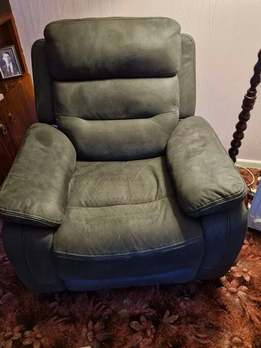 3 piece suite, 2 seater recliner and 2 reclining armchairs - Image 2