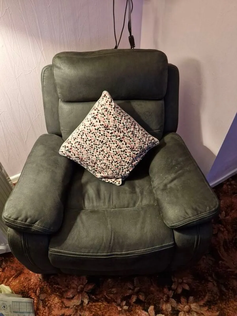 3 piece suite, 2 seater recliner and 2 reclining armchairs - Image 3