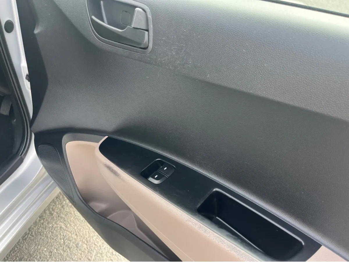 Hyundai i10 MANUAL CLASSIC 4DR - Image 2