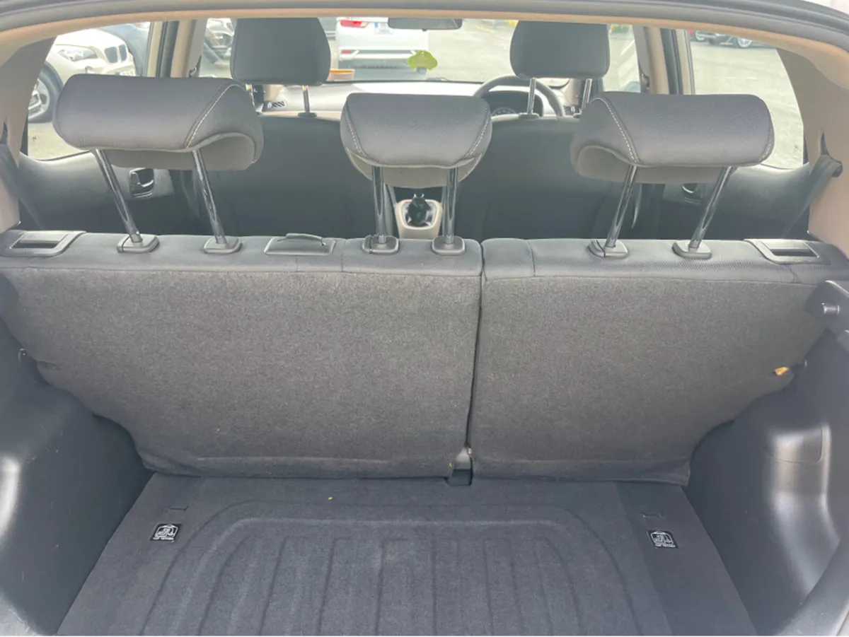 Hyundai i10 MANUAL CLASSIC 4DR - Image 3