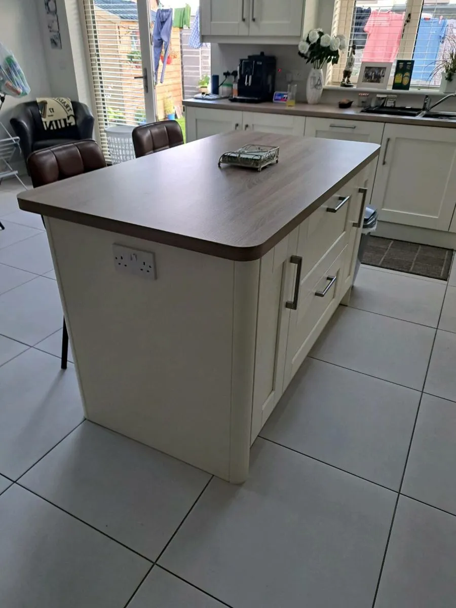 Kitchen Island - Image 2