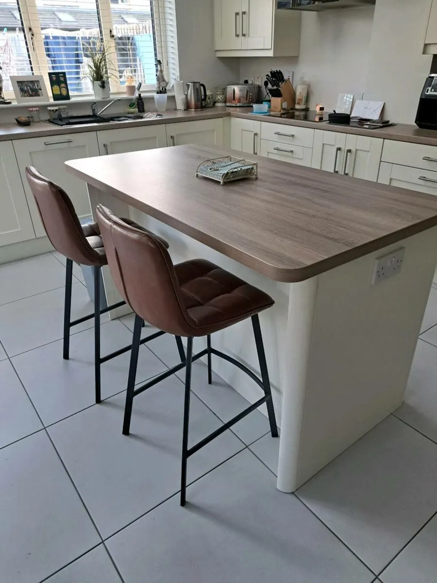 Kitchen Island - Image 3