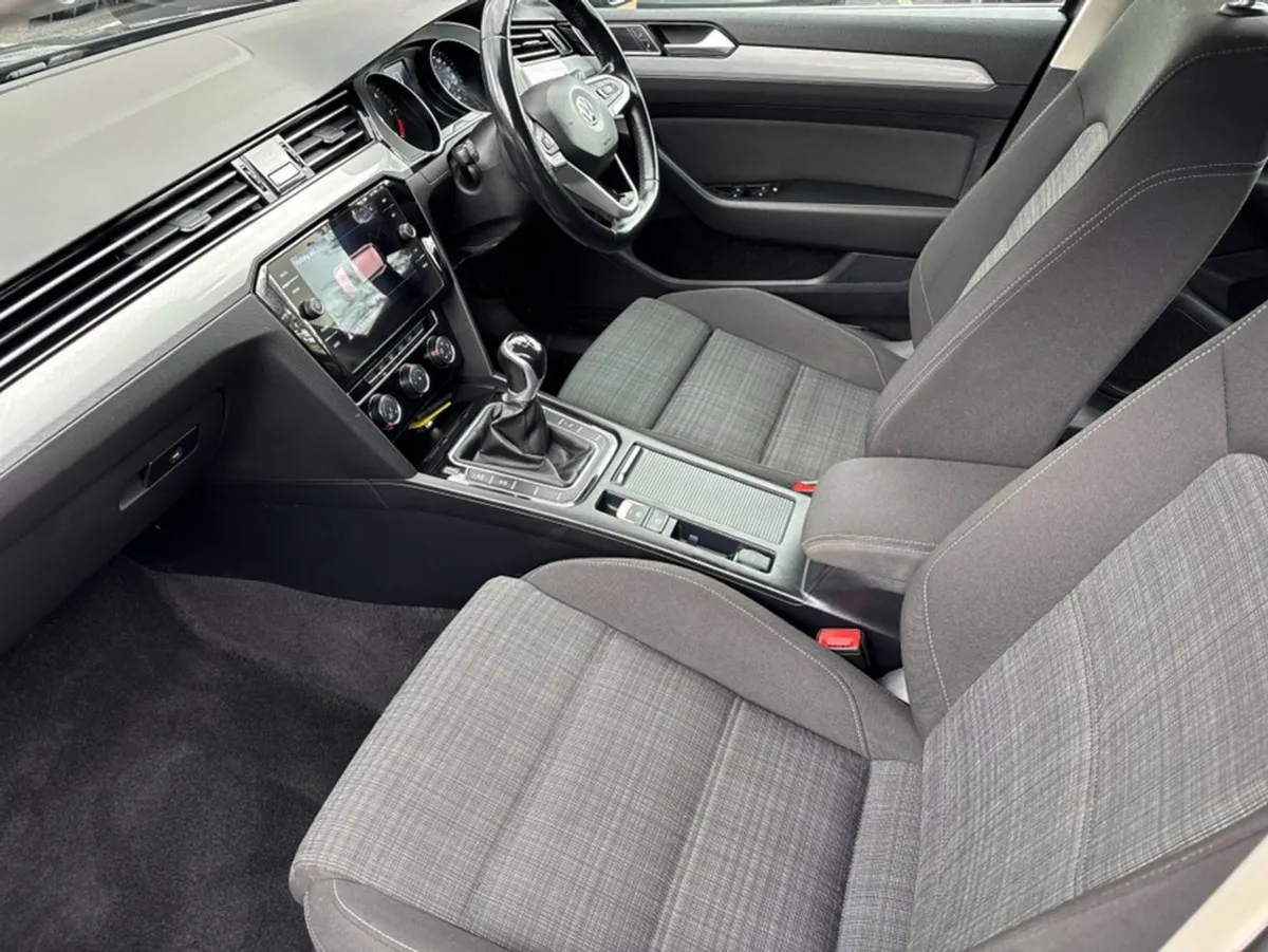 Volkswagen Passat Estate 2.0 TDI SE NAV 150PS EVO - Image 3