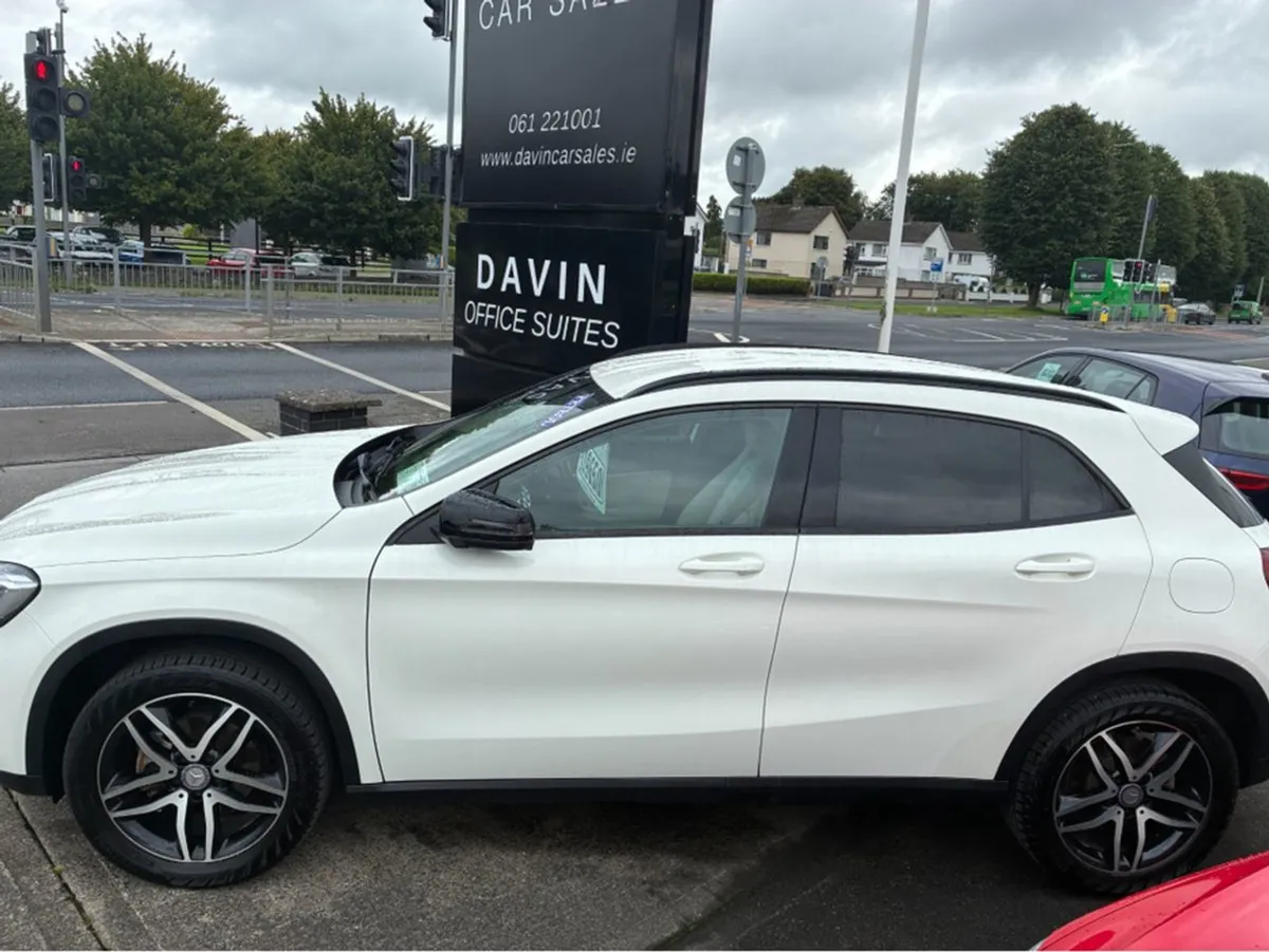 Mercedes-Benz GLA Class 180 Urban 5DR - Image 3