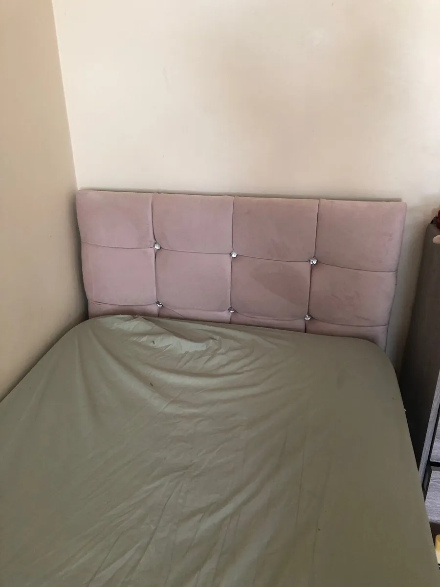 Single pink bed - Image 1