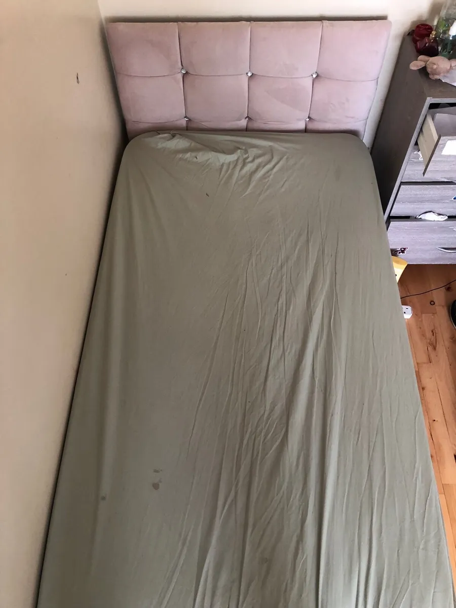 Single pink bed - Image 3