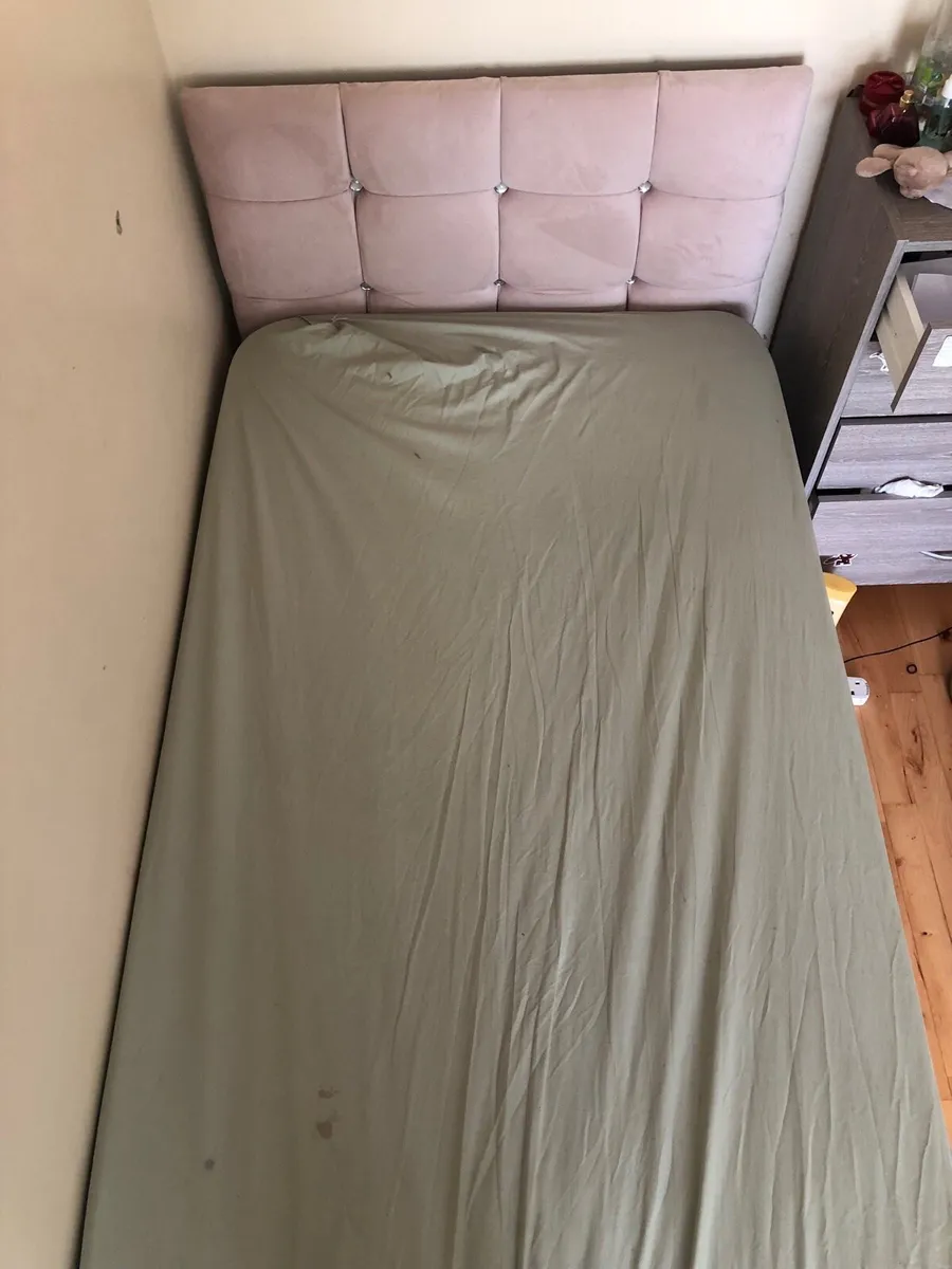 Single pink bed - Image 4