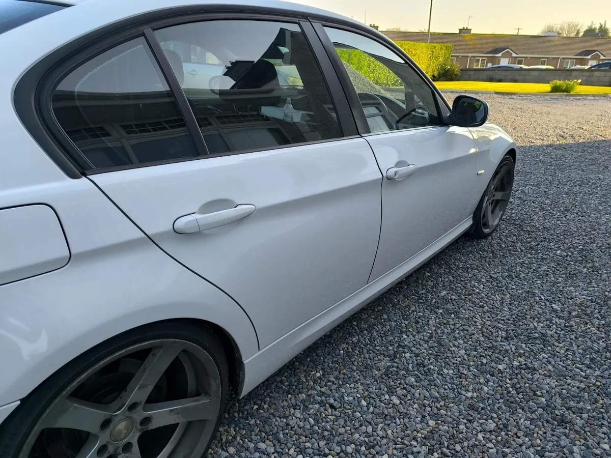 BMW 3-Series 2011 - Image 3