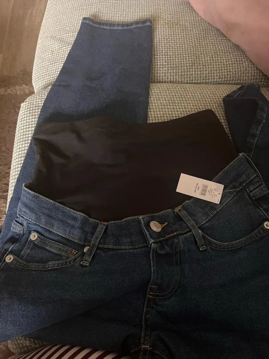 GAP 26 inch maternity jeans - Image 2